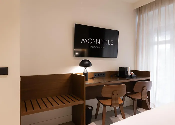 Moontels Colon Отель *